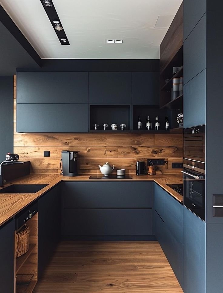 صورة لفني مطابخ أثناء فحص الأعطال لضمان الأداء المثالي