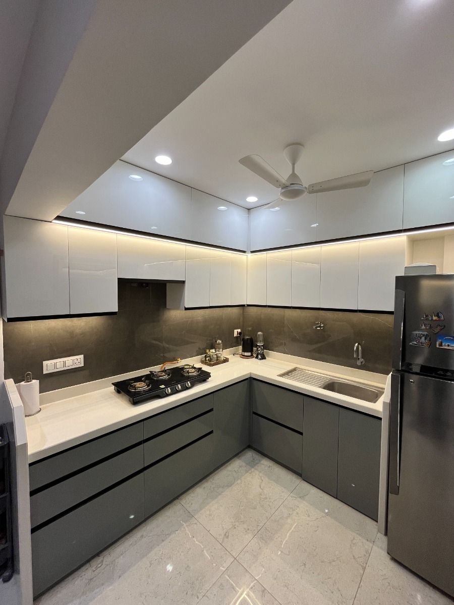 مطبخ خشبي مودرن بألوان دافئة