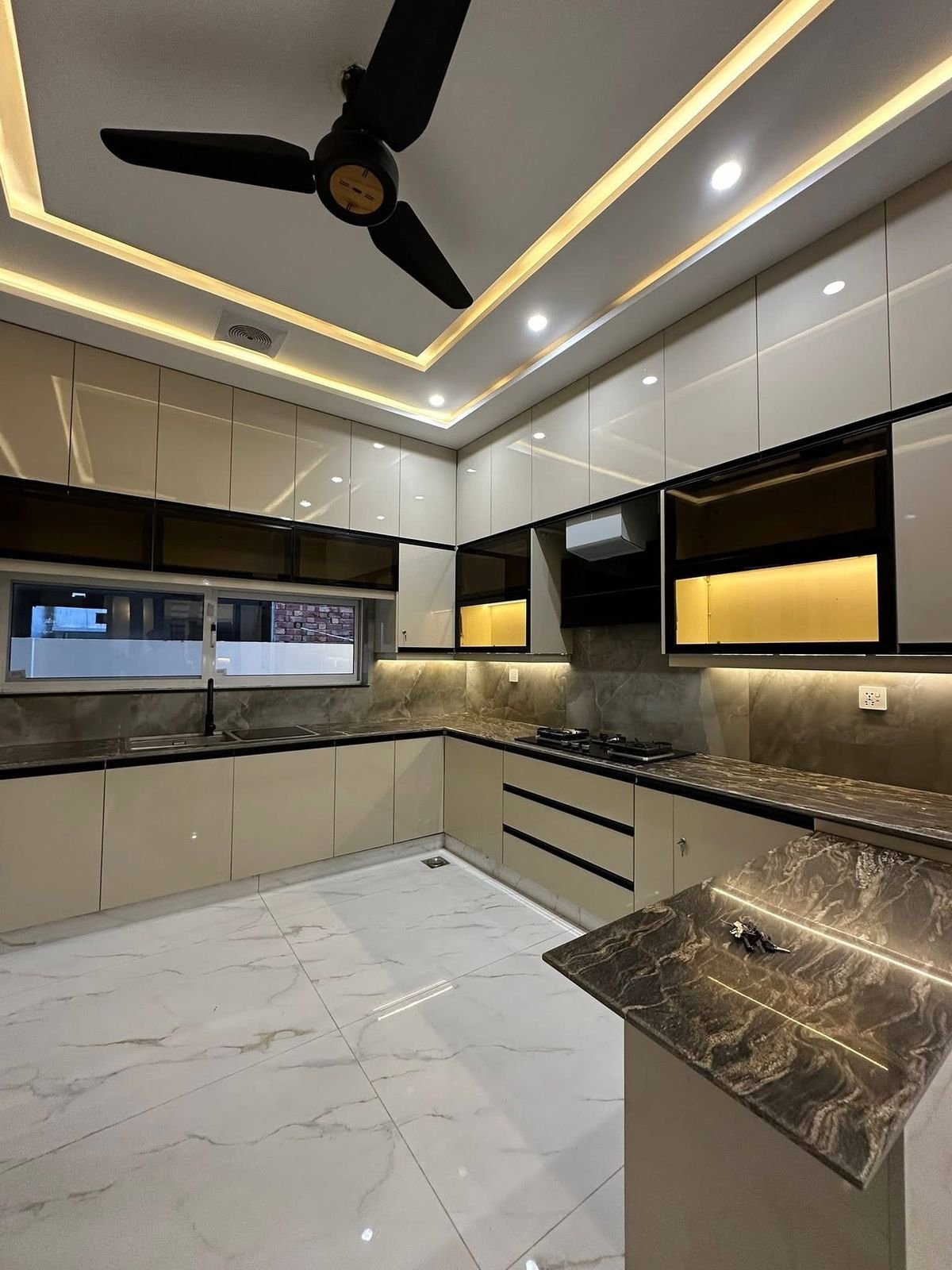 مطبخ خشبي مودرن فاخر بالرياض