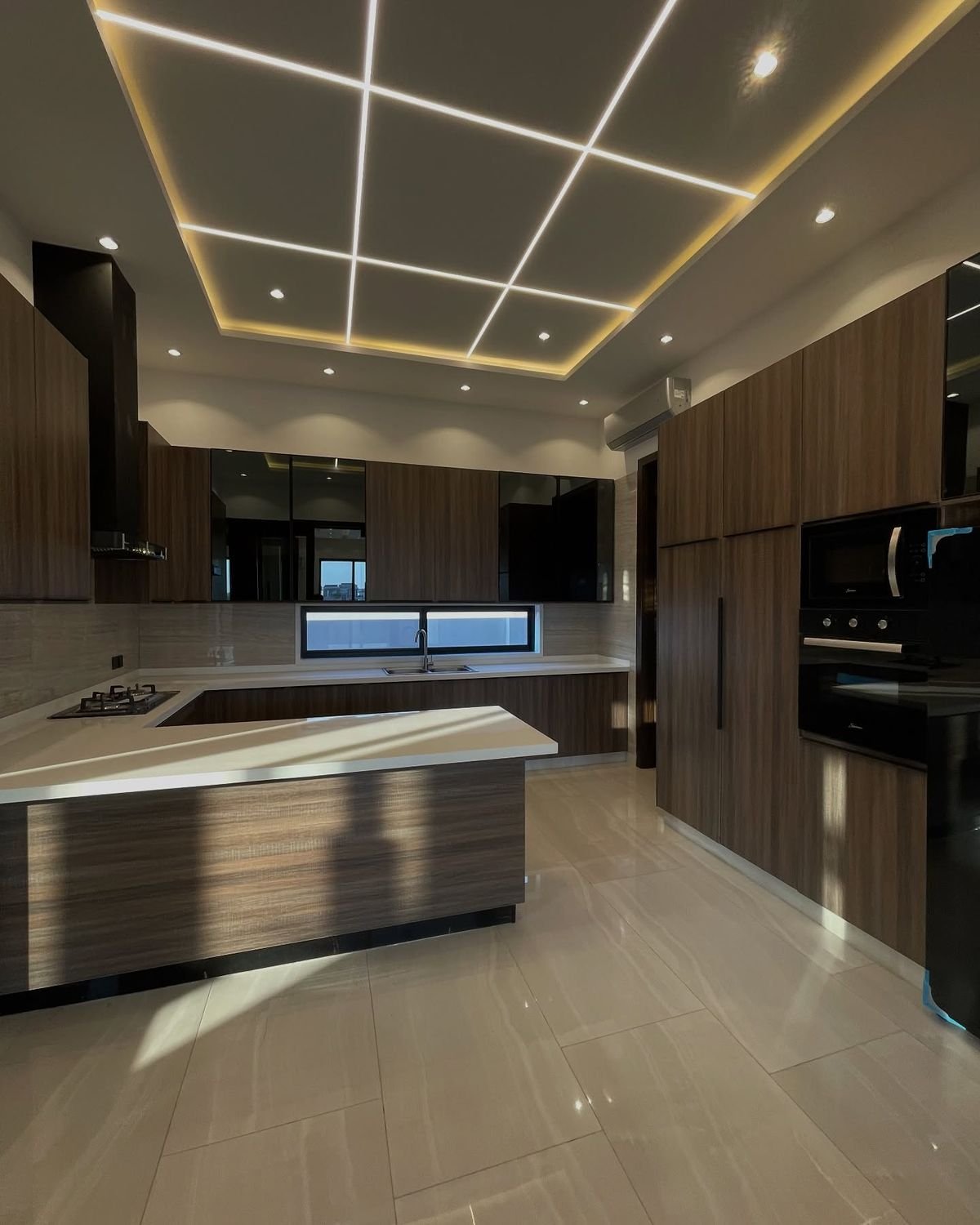 مطبخ مزود بأسطح رخامية فاخرة