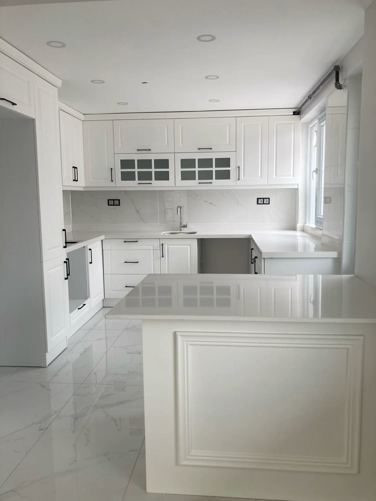 مطابخ كلاسيكية بيضاء مع لمسات ذهبية