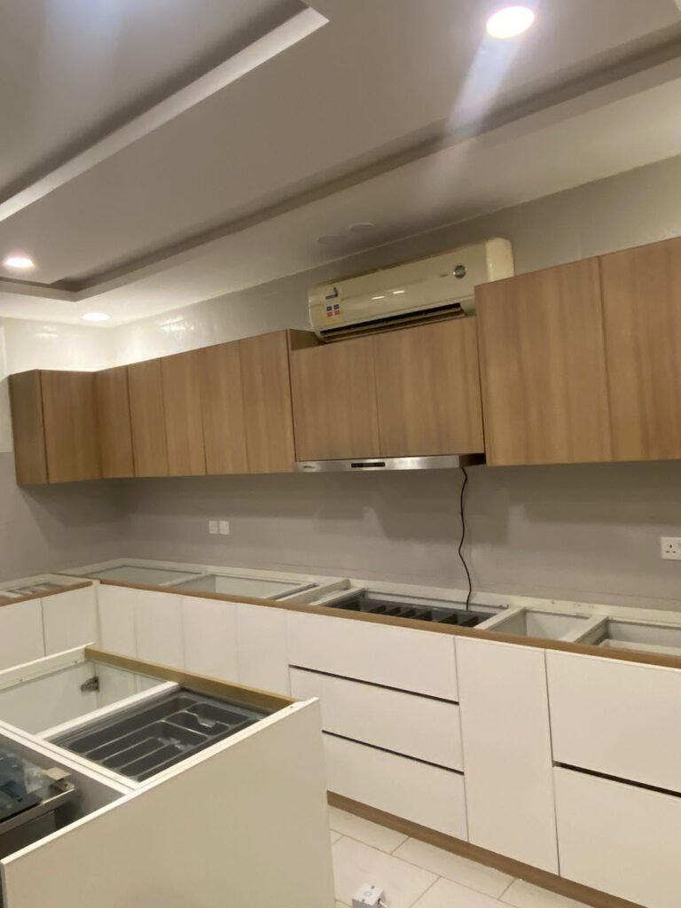 عامل مطابخ بالرياض | تفصيل وتركيب مطابخ بأيدي محترفة