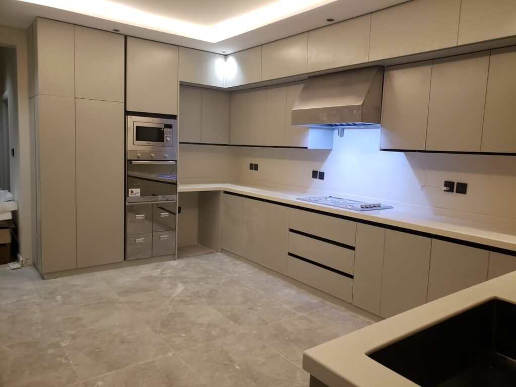 تفصيل مطابخ خشب بالرياض | أناقة الطبيعة وجودة التصنيع