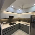 مطبخ خشبي مودرن بألوان دافئة