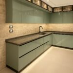 مطبخ صغير حديث بمسكة خفية