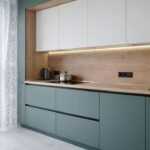 مطبخ خشبي حديث بمسكة خفية