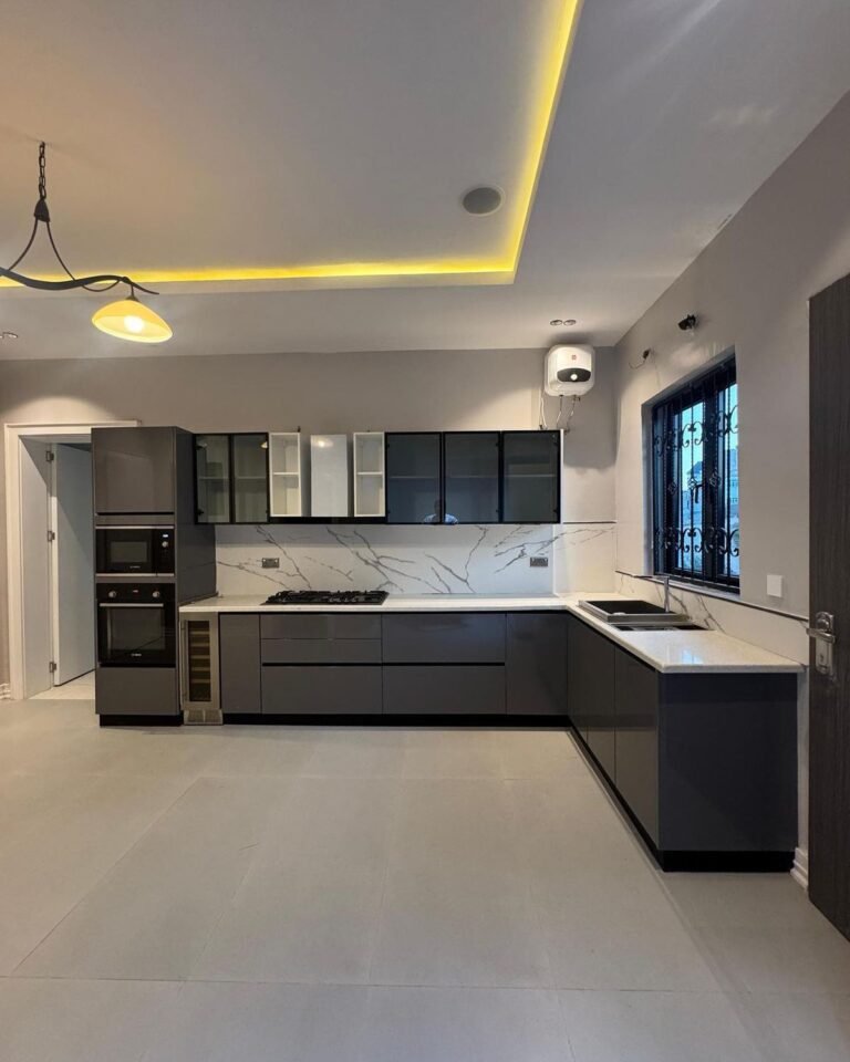 مطبخ مفتوح على الصالة بالرياض