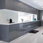 مطبخ مودرن بدون مقابض بإضاءة خفية