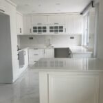 مطابخ كلاسيكية بيضاء مع لمسات ذهبية