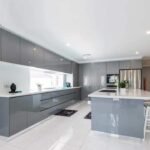 تصميم مطبخ عصري بخزائن لامعة