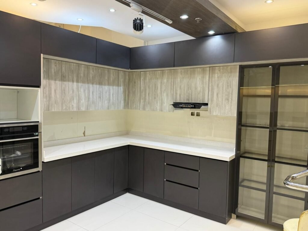 مطبخ فاخر في حي العارض بتقنيات متطورة